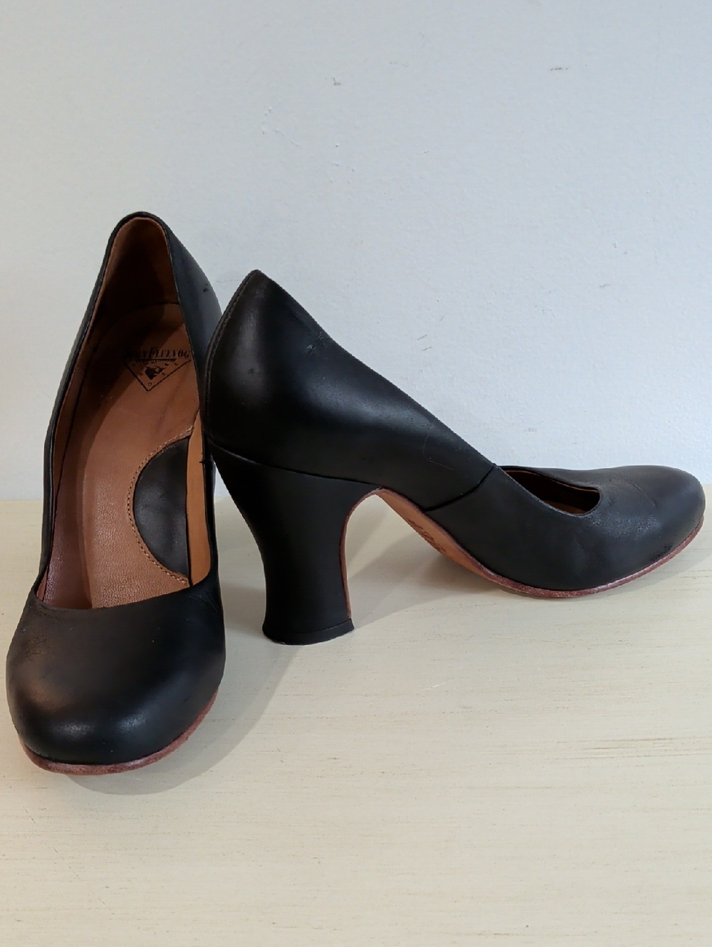 John Fluevog Black Leather Heels W Rounded Toe And Chunky Curved Heel 7.5